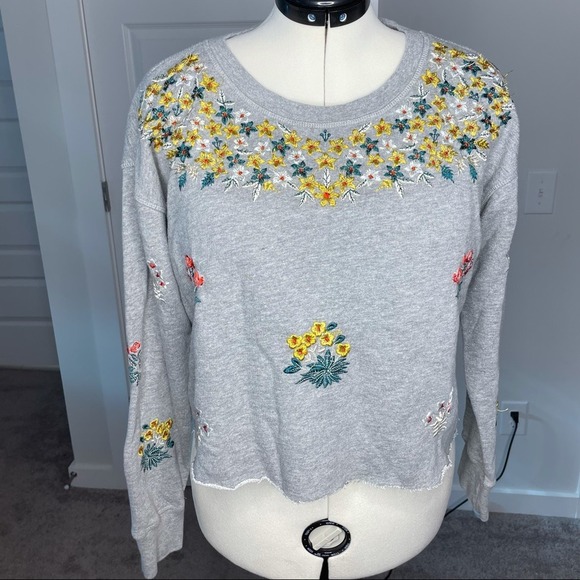 Lucky Brand Gray Cropped Embroidered Floral Design Sweatshirt Women's Size Med - Picture 3 of 5